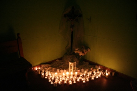 angolo di preghiera con la croce e le candele accese