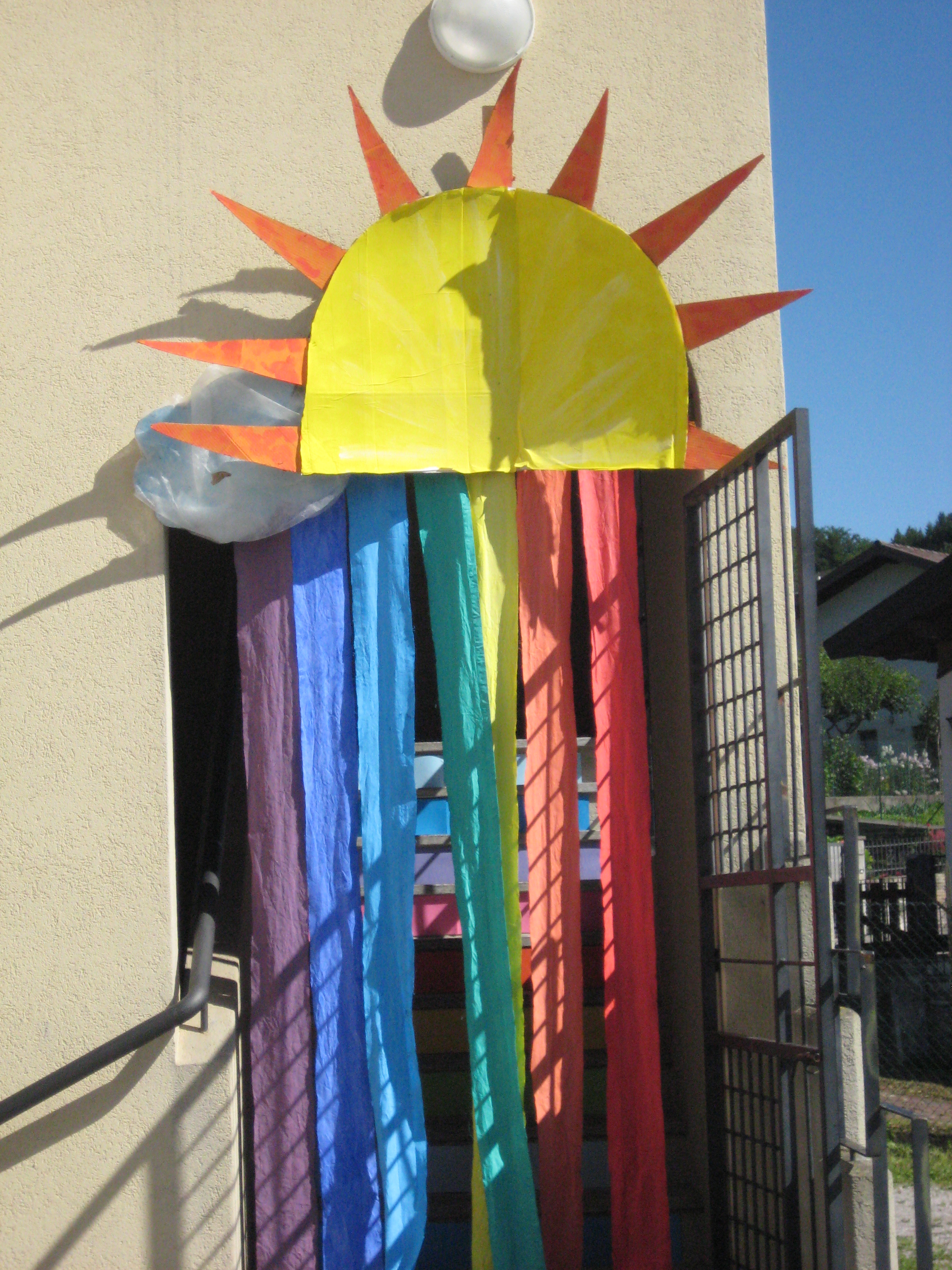 porta di ingresso della casa con un tenda colorata con tutti i colori dell'arcobaleno
