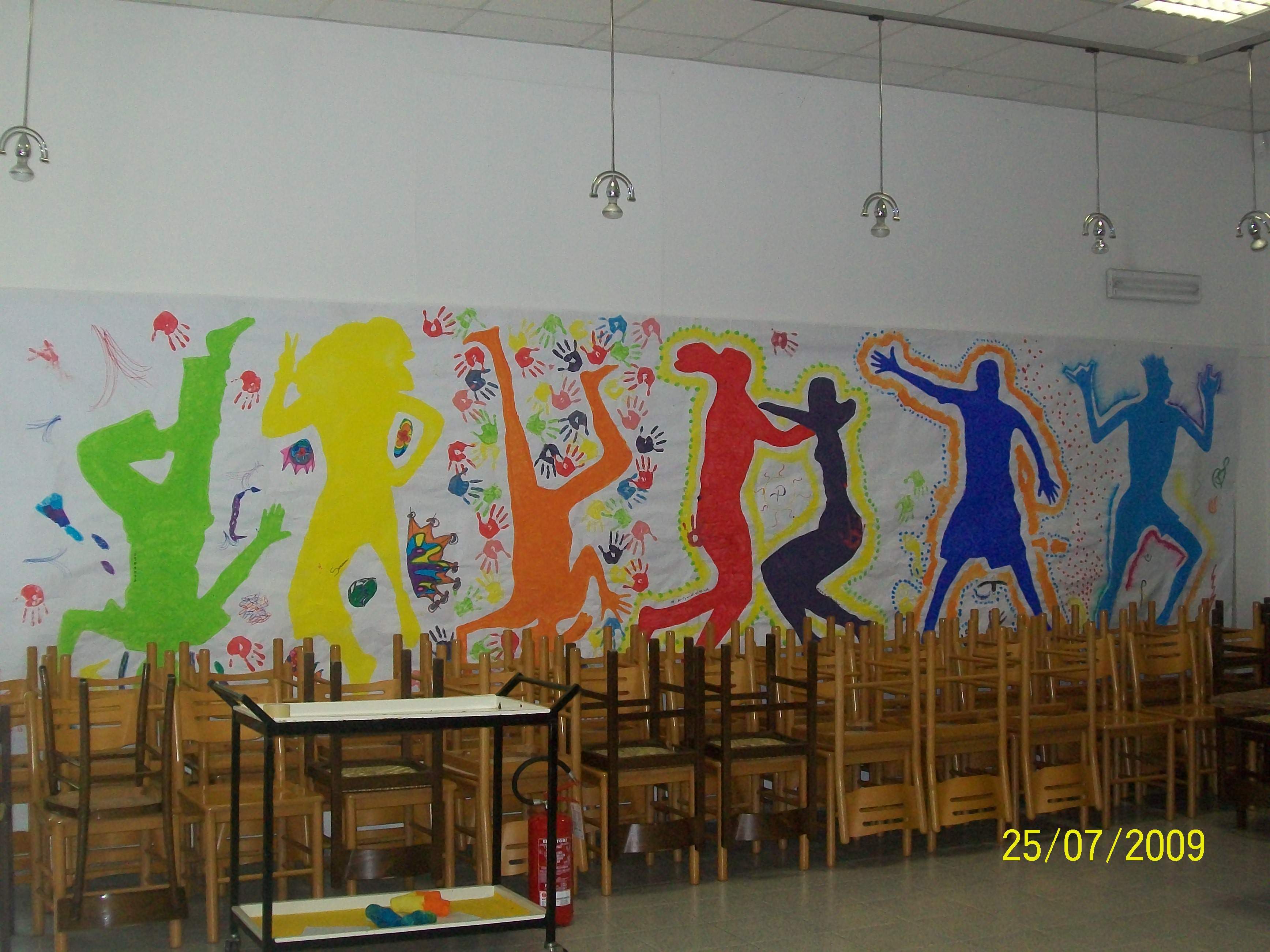 murales realizzato dai ragazzi e animatori con le loro sagome