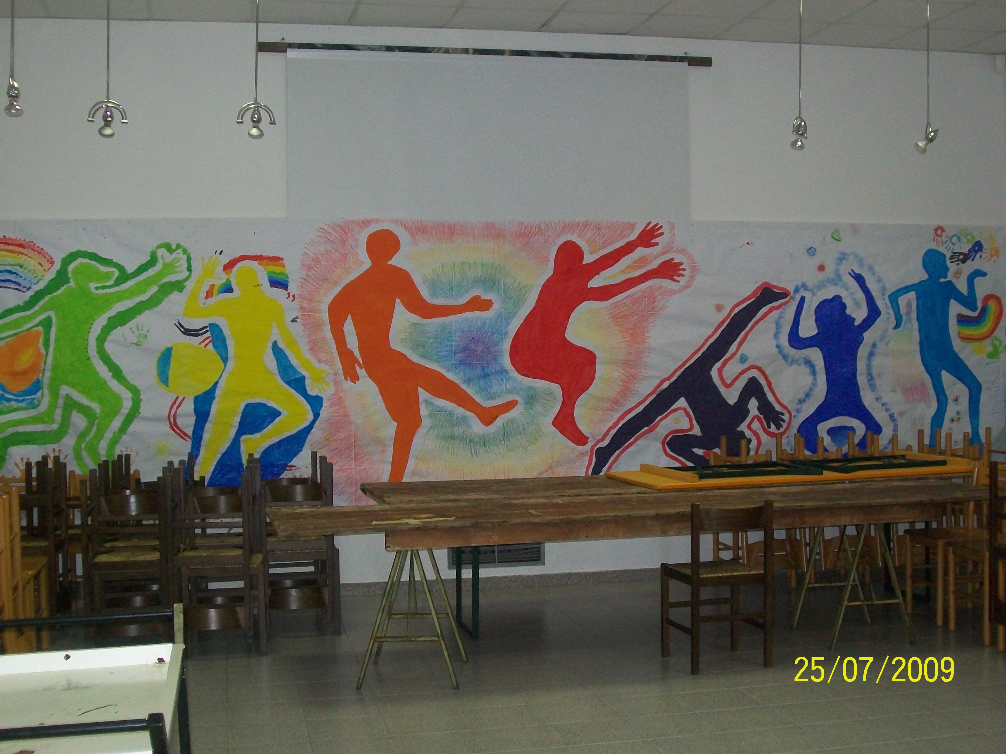 murales realizzato dai ragazzi e animatori con le loro sagome