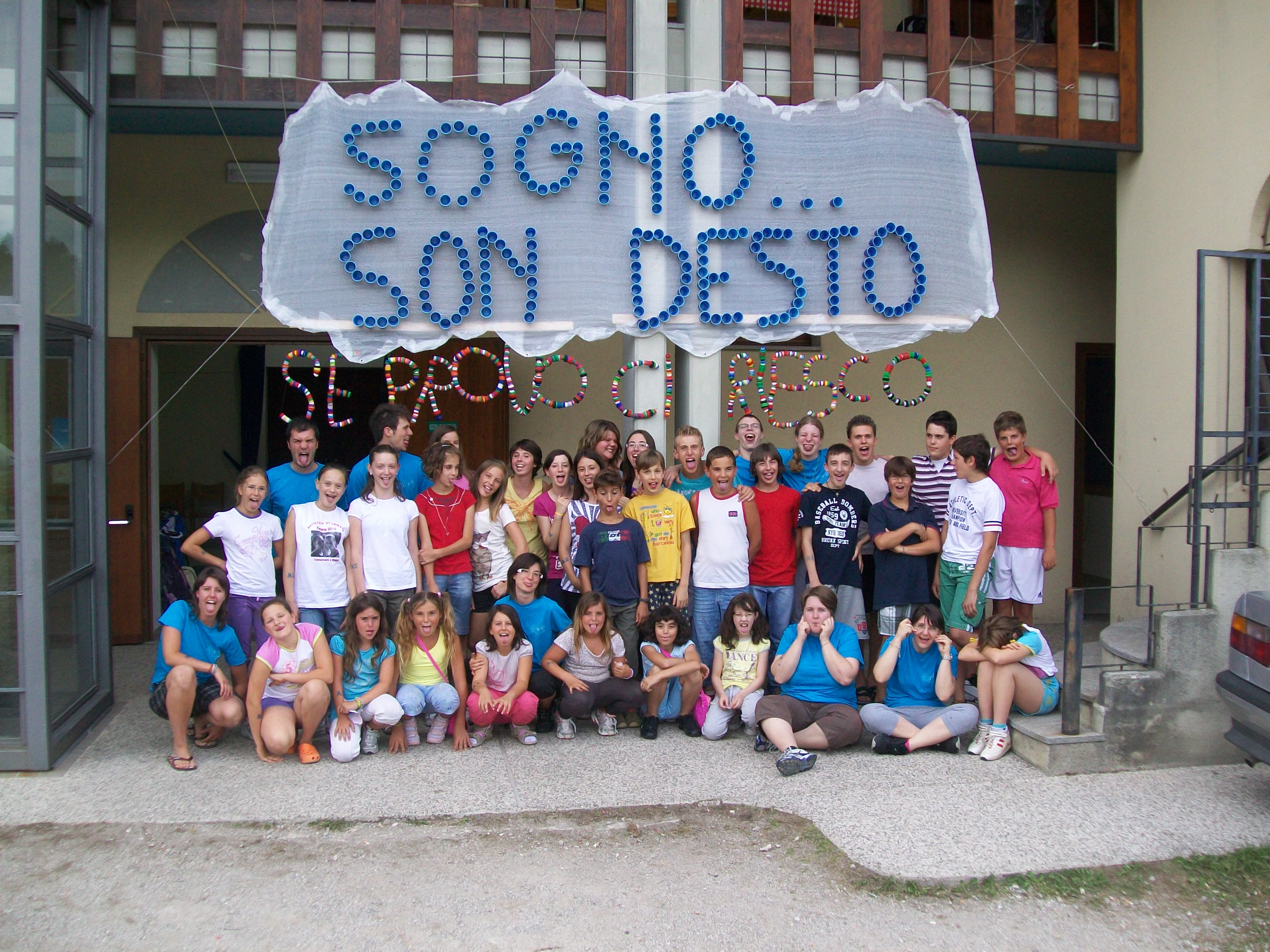 foto di gruppo con il titolone