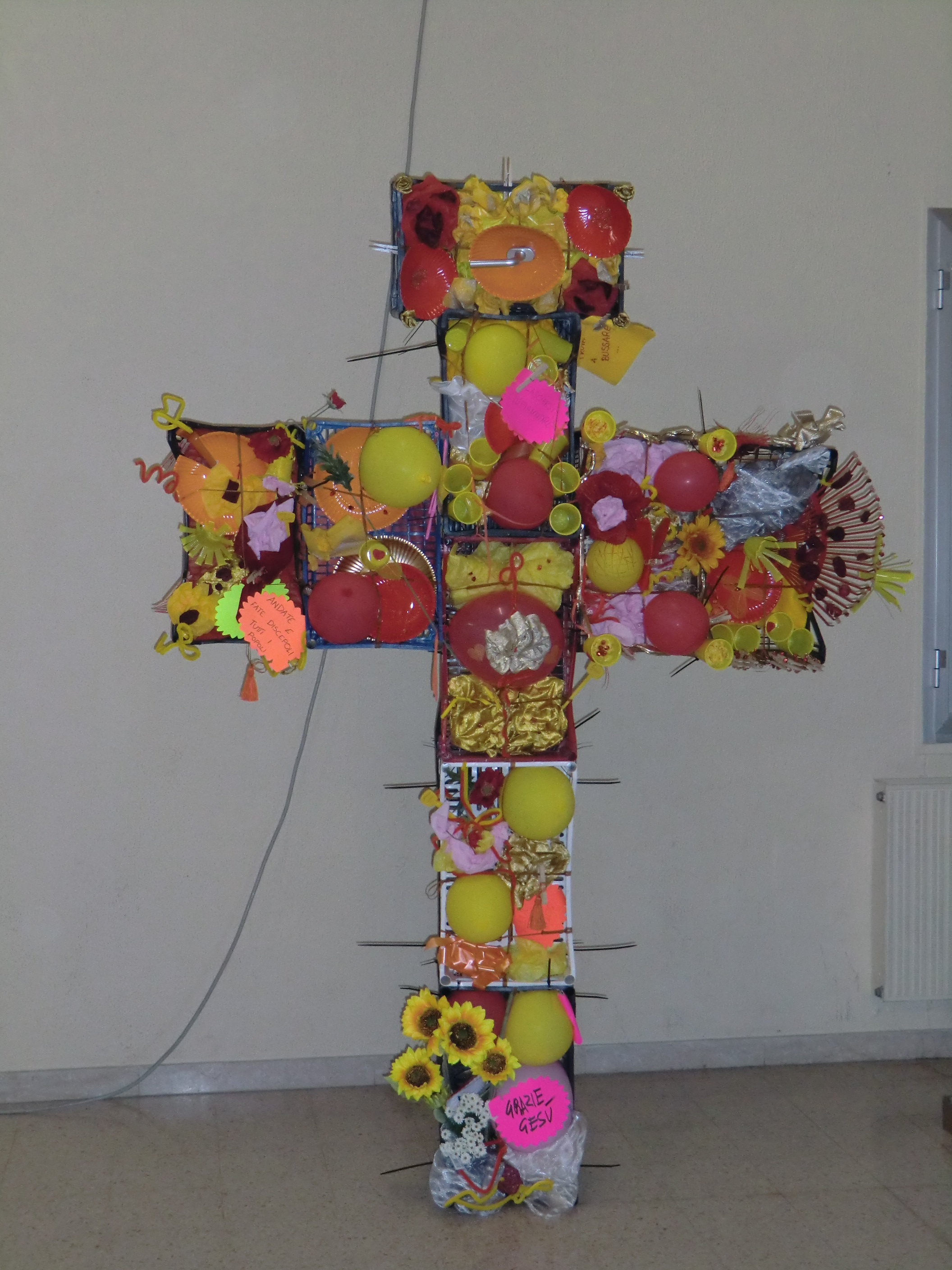 croce realizzata da tutti i partecipanti con diversi materiali durante una serata di arte e creatività