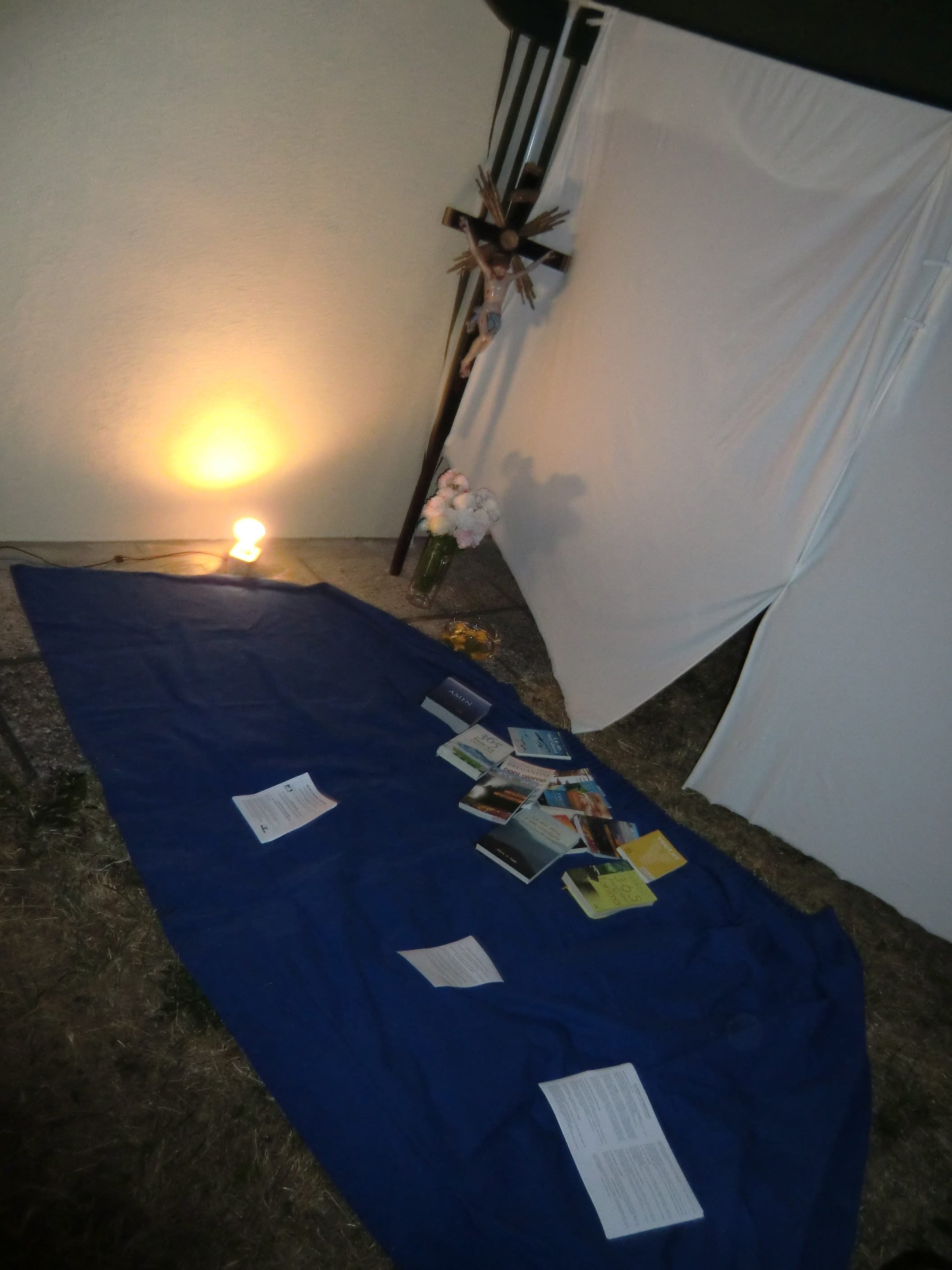 angolo di preghiera allestito in una cappella in cortile